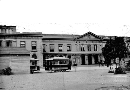 43243 Gezicht op het Stationsplein te Utrecht, met het Centraal Station en twee rijtuigen van de paardentram van de ...